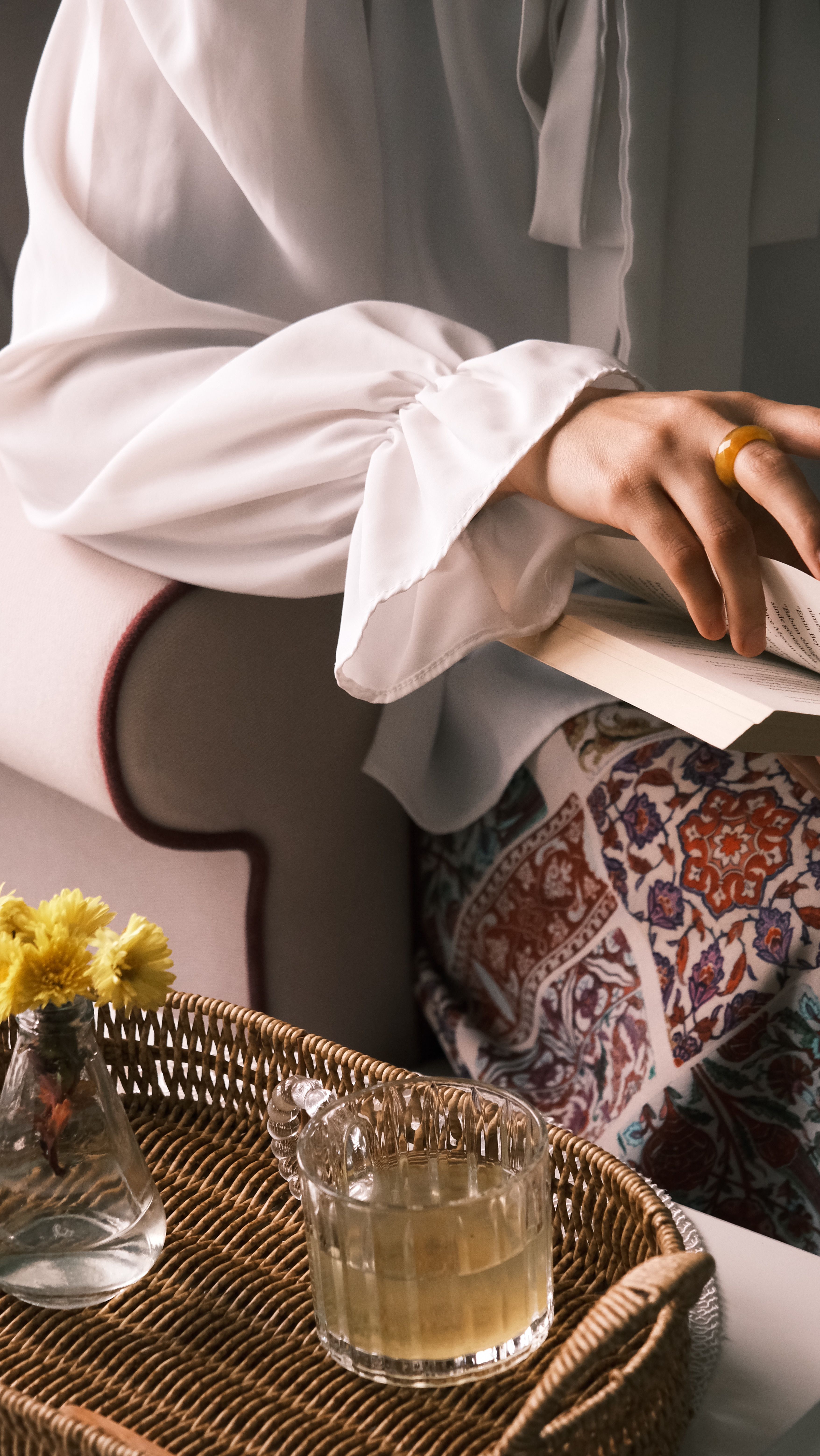 an image of a reading girl in order to fight boredem